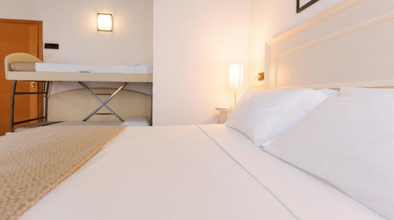 hotelfraipini it agosto-a-rimini-b-b-hotel-sul-mare-con-piscina 011