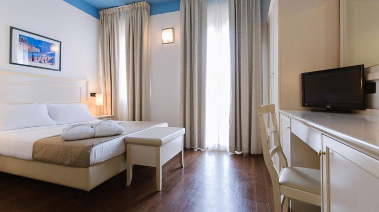 hotelfraipini it agosto-a-rimini-b-b-hotel-sul-mare-con-piscina 012