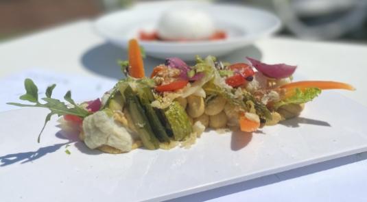 Piatto di verdure miste con ceci, servito su un piatto bianco elegante.