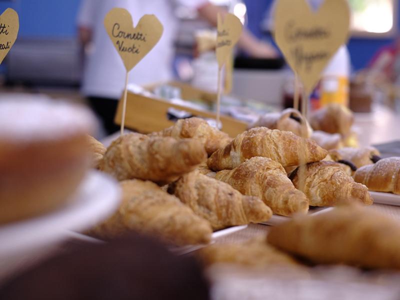 Croissant su un tavolo, etichette a forma di cuore indicano i diversi ripieni.