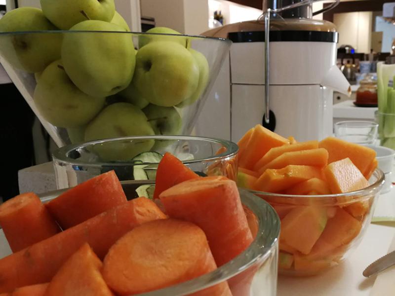 Frutta e verdura fresca pronte per essere spremute in un succo salutare.